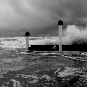 Les vagues se jettent sur la jetée en noir et blanc - France  - collection de photos clin d'oeil, catégorie paysages